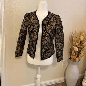 Party coat with gold print, with pockets, hits waist.
